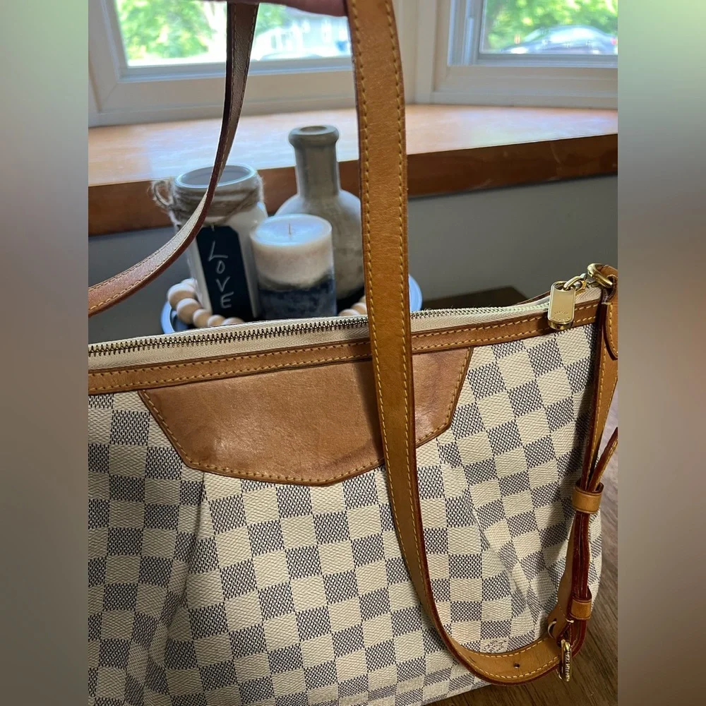 Authentic Louis Vuitton Siracusa MM - Picture 6 of 16